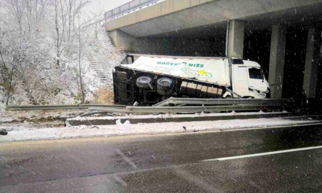 Elrettentő baleseti fotók: Sok bajt okozott a hó az agglomerációban