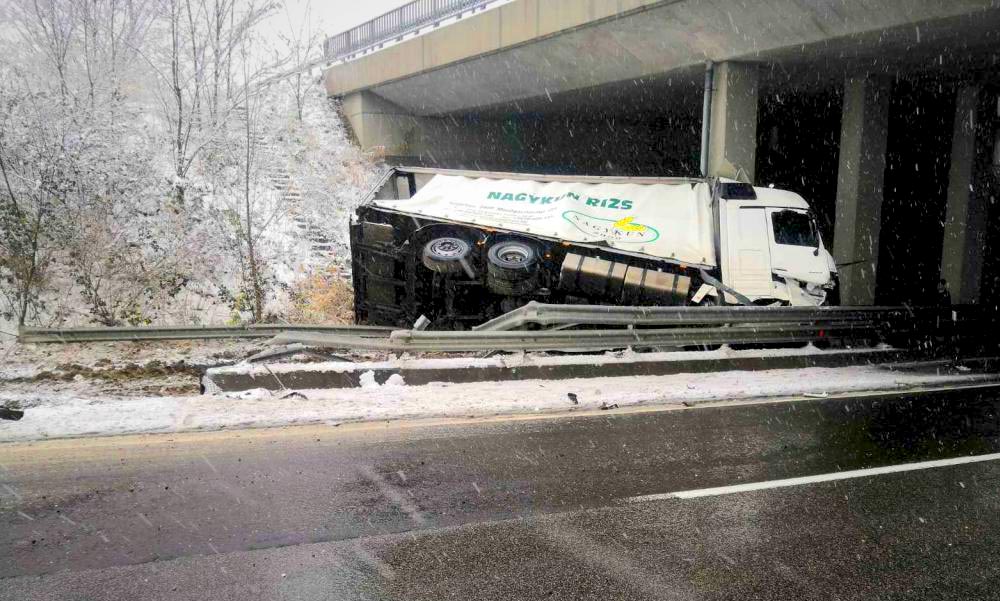 Elrettentő baleseti fotók: Sok bajt okozott a hó az agglomerációban