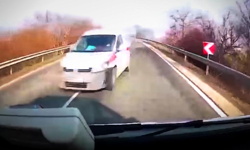 Sokkoló előzés: Az őrangyalokon múlt az iskolabuszon utazó gyerekek élete