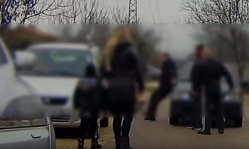 Szamurájkardos támadás az agglomerációban! Az áldozat nekiesett az autónak