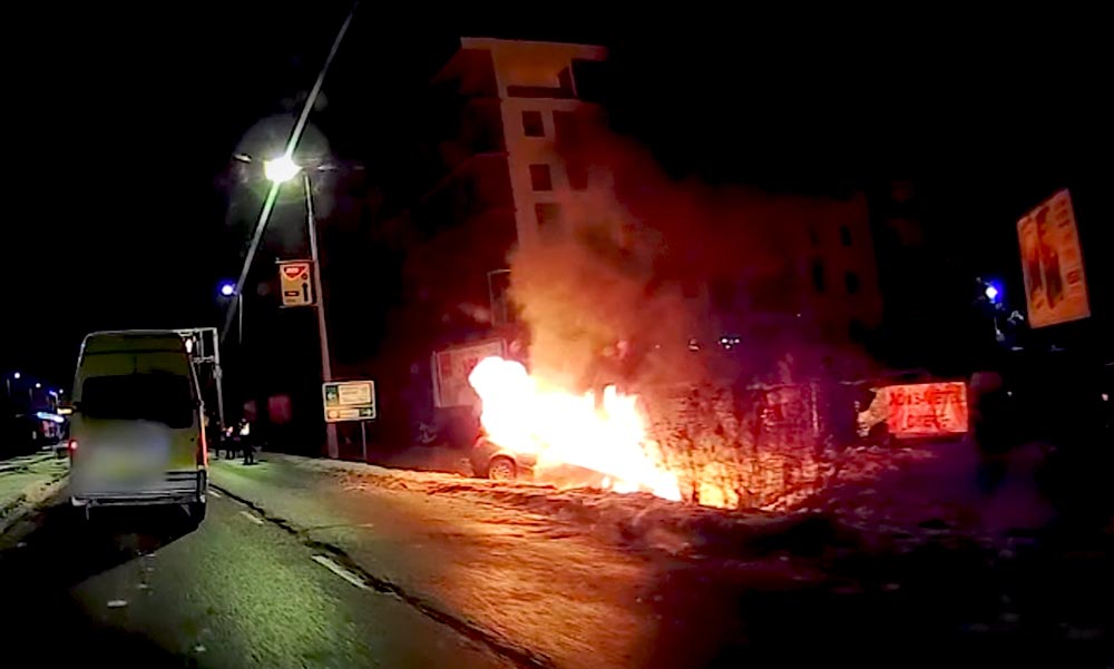 Óriási lángokkal égett egy autó Budán a Szerémi úton (Videó)