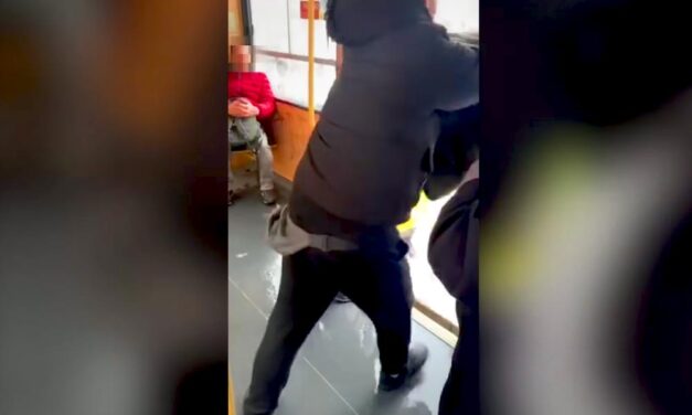Videón, ahogy egy dühöngő férfi lerúg egy hajléktalant a villamosról (18+)