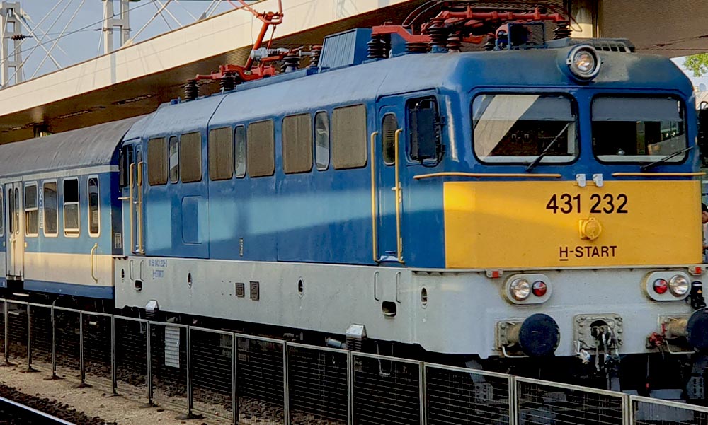 Autóval ütközött a Budapestről Tapolcára tartó sebesvonat – Többen megsérültek