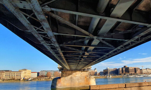 Valami baj van a Lánchíddal: Megtiltották, hogy turistabuszok és teherautók menjenek át rajta