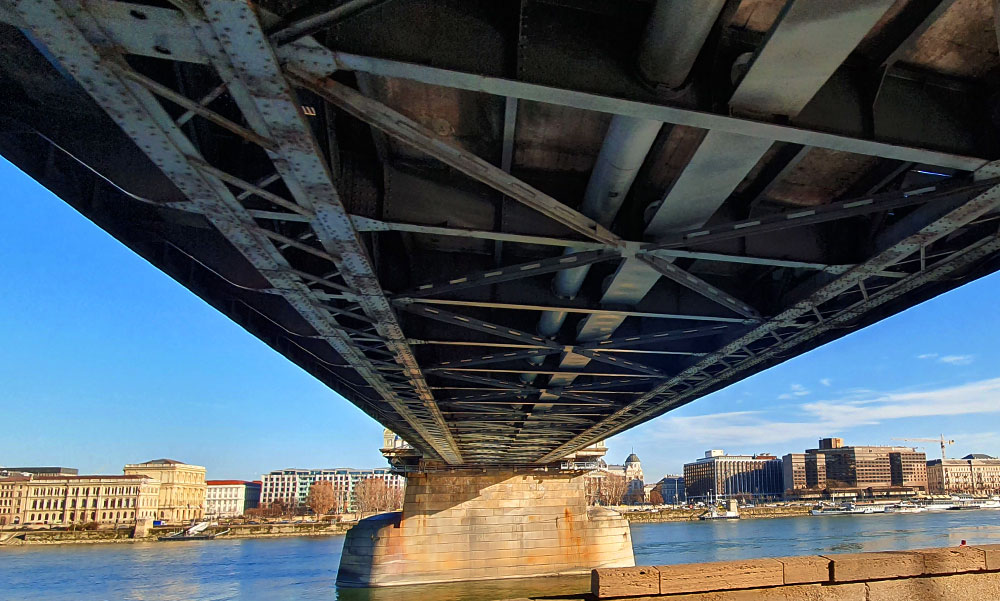 Nagy a baj a Lánchíddal! Tarlós szerint combcsontig is becsúszhatnak a gyalogosok a betonvasak közé