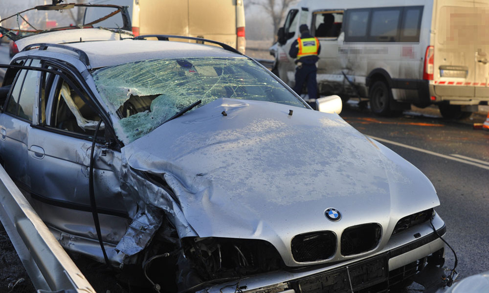 Két baleset a 4-esen, Üllőnél teljes az útzár