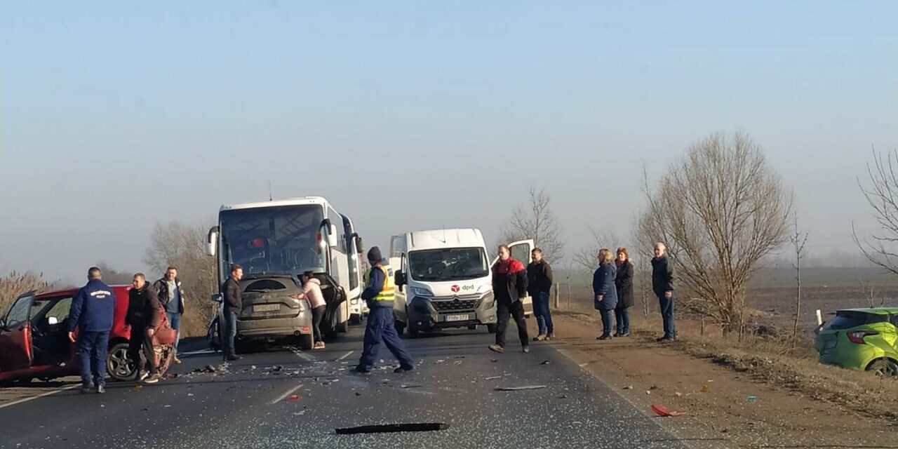 Súlyos baleset az 51-esen, csak az egyik sáv járható