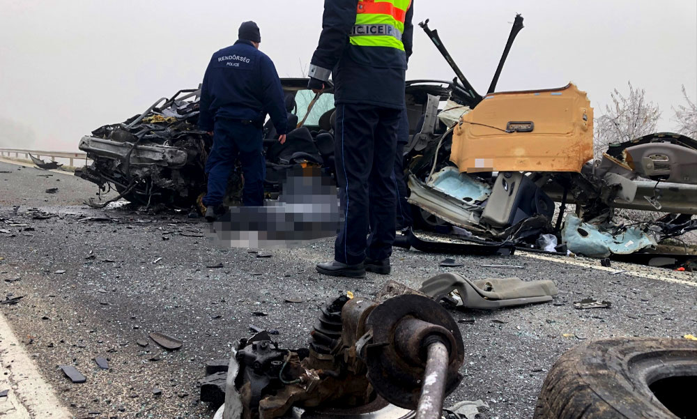 Halálos tragédia a 6-os úton, alig maradt valami az autóból