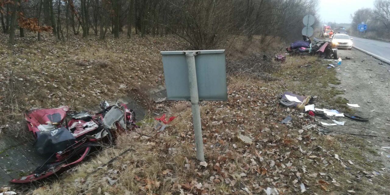 Durva baleset: a felismerhetetlenségig összetört egy autó az M2-es autóúton