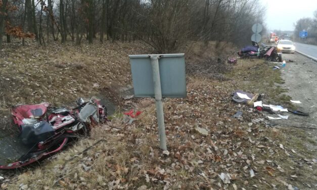 Durva baleset: a felismerhetetlenségig összetört egy autó az M2-es autóúton