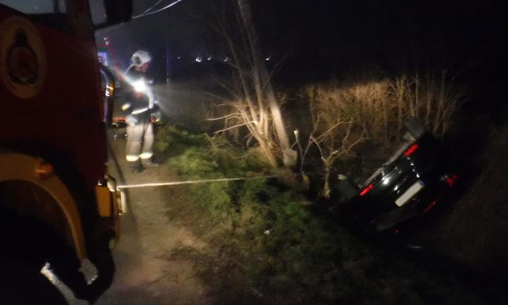Brutális baleset Albertirsánál  – A sofőr élete egy hajszálon múlt, itt vannak a sokkoló képek a helyszínről