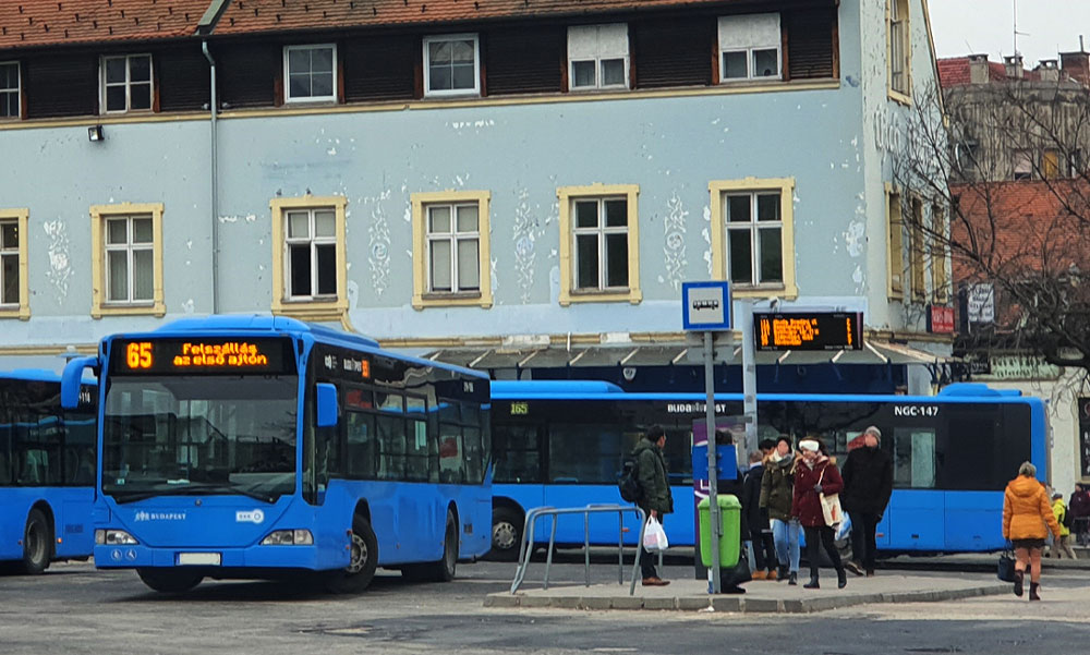 Kitáncol a kormány a fővárosi buszbeszerzésből? Elektromos helyett régi buszok jöhetnek, megszólalt Vitézy Dávid is
