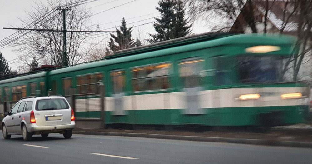 Egy ötödikes kislányt akartak kirabolni a Tímár utcai HÉV megállóban – vandálok garázdálkodnak a szentendrei HÉV vonalon