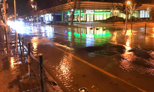 Csőtörés miatt ömlik a víz az egyik csepeli utcán