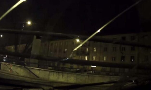 Nekicsapódott egy autó a Lehet téri aluljáró falának
