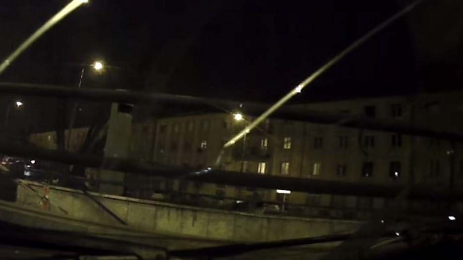 Nekicsapódott egy autó a Lehet téri aluljáró falának