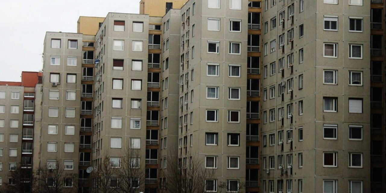 Küzdött az életéért a 10. emeletről kilógatott kétgyermekes anya, akit párja lökött ki az ablakon: a férfi szerint a nő szándékosan ugrott a mélybe