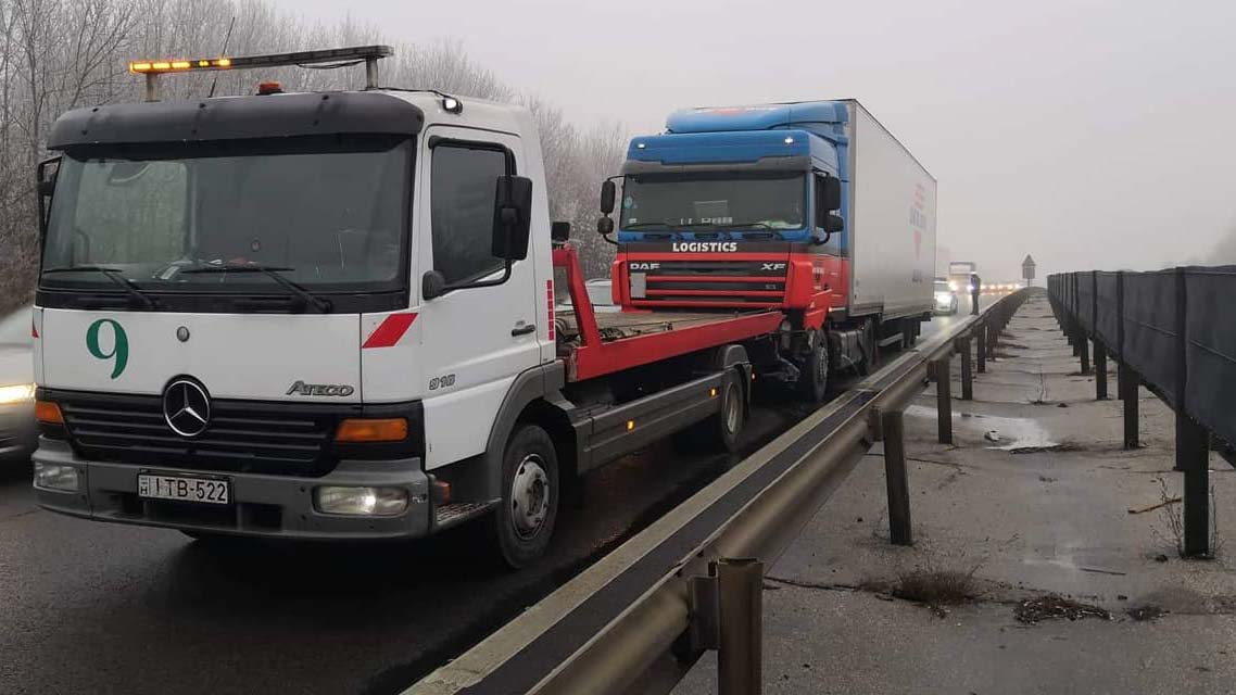 Kamionbaleset az M1-esen: szemtanúk szerint részeg volt a sofőr