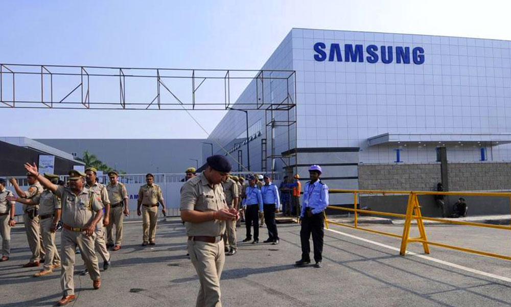Több ezer maszkot adományozott a Samsung Gödnek