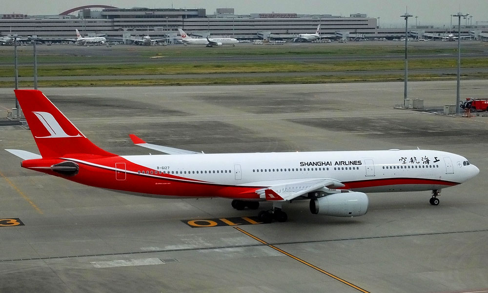 Mentő vitte kórházba a Ferihegyre lázasan érkezett kínai repülő pilótáját