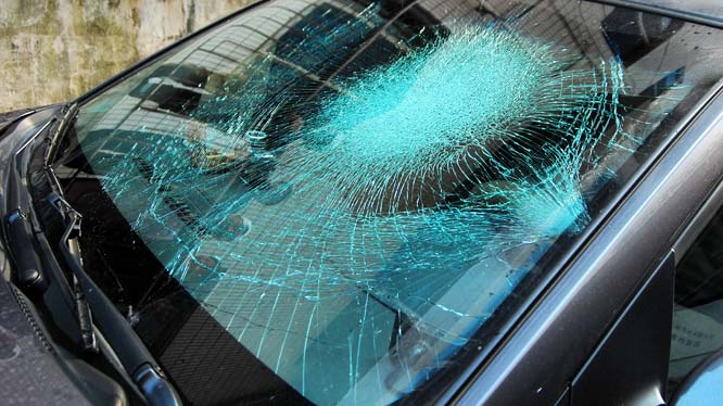 Súlyos sérülései vannak annak a férfinak, aki a szévédőbe szorult, miután elgázolta egy BMW-s
