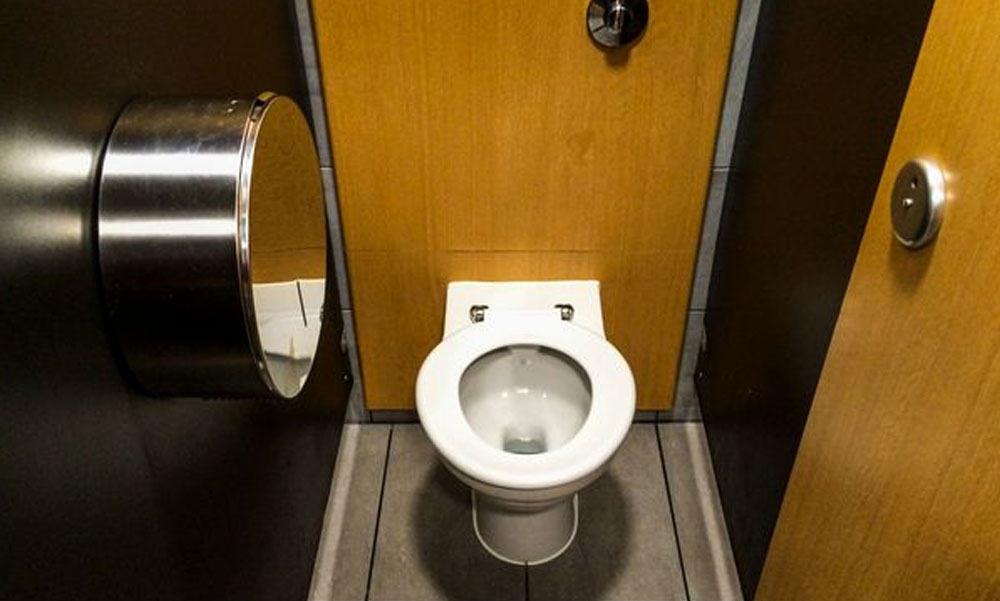 Budapesti szórakozóhelyek és Balaton-parti fesztiválok női WC fülkéiben készített titkos felvételeket egy férfi, egészen enyhe büntetéssel megúszhatja