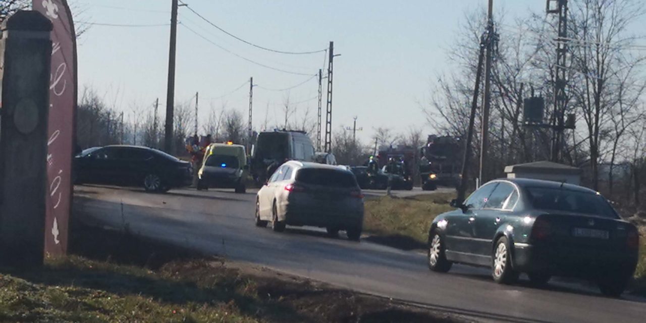 Három autó ütközött Pátyon, mentőhelikopter érkezett a helyszínre