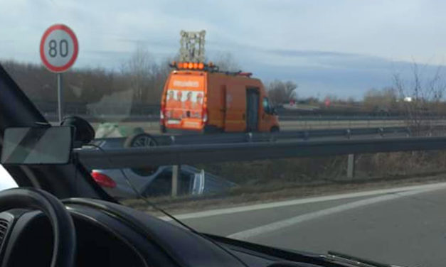 Felborult egy autó M5-M0 feljárónál