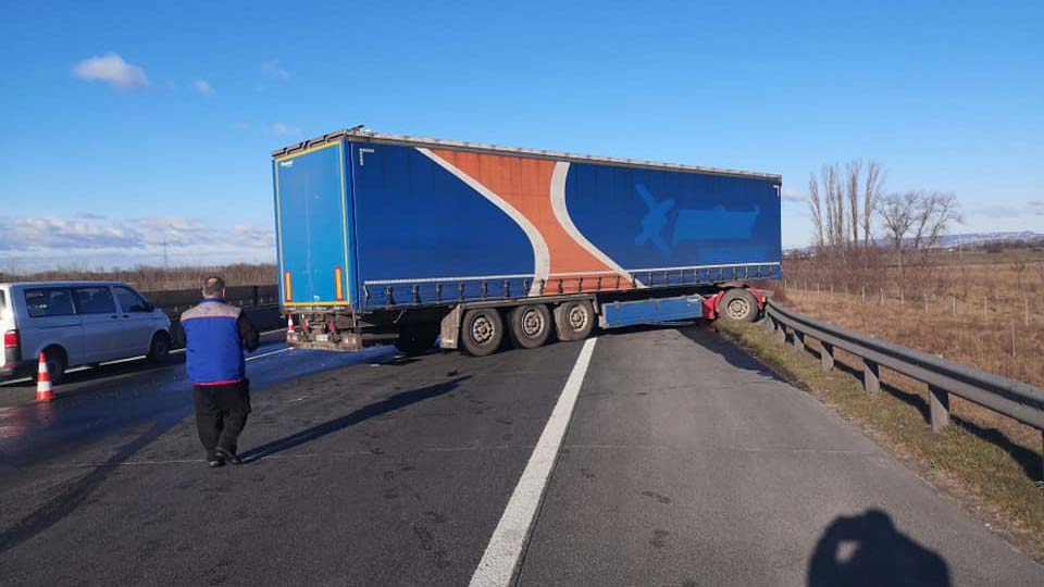 Kamionok ütköztek az M0-áson, több kilométeres a torlódás