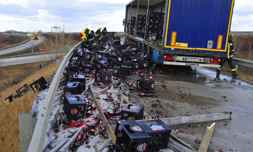 Rengeteg Kőbányai Sör borult az útra az M0-ásnál