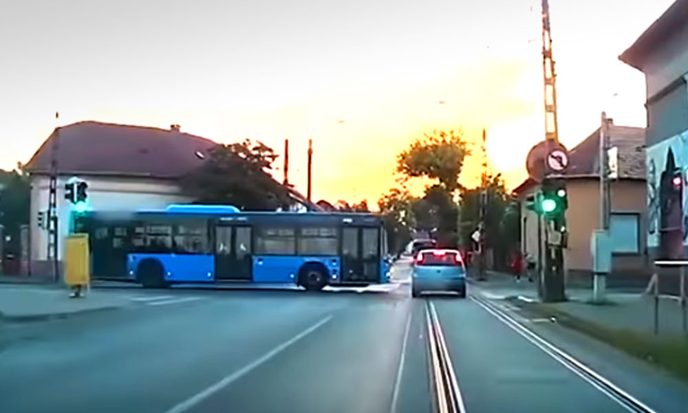 Belehajtott a BKV busz az Opelbe, szegény autós nem tudott mit tenni