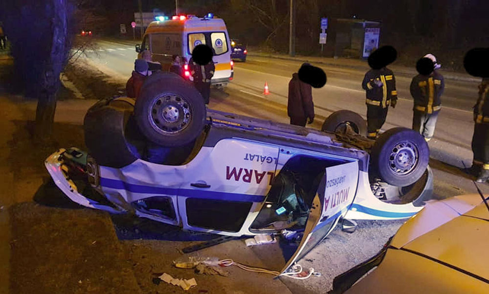 Nem adtak elsőbbséget a betöréshez riasztott autónak és felborult