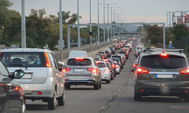 Horror a benzinkutakon, közben alakulnak a dugók Budapesten és környékén