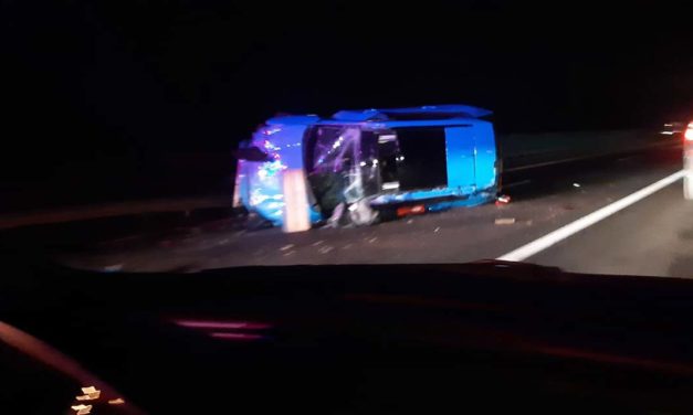 Felborult egy autó Gödöllőnél – torlódás az M3-ason