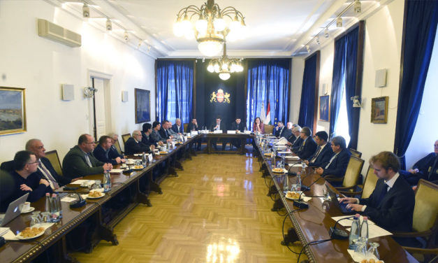 Egy nagy asztalnál a főpolgármester a hatalmi viaskodásról beszélt