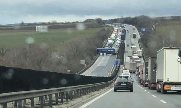 Keresztben áll egy kamion az M1-es autópályán, elterelik a forgalmat