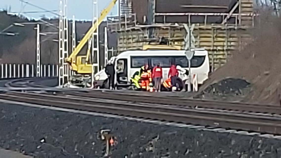 Rosszul lett a busz sofőrje, áttörte a vasúti sorompót