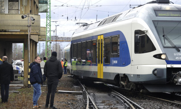 Kisiklott egy vonat a Nyugatinál – jelentős késések várhatók