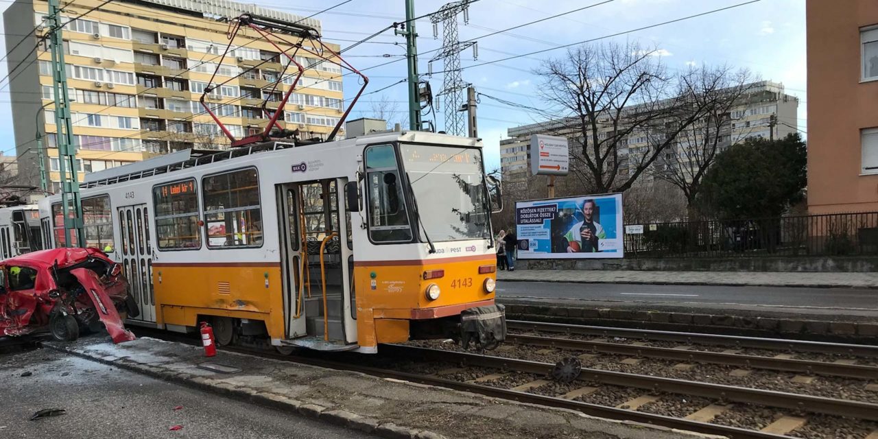 Súlyos baleset Angyalföldön, órákra leállhat a villamosforgalom