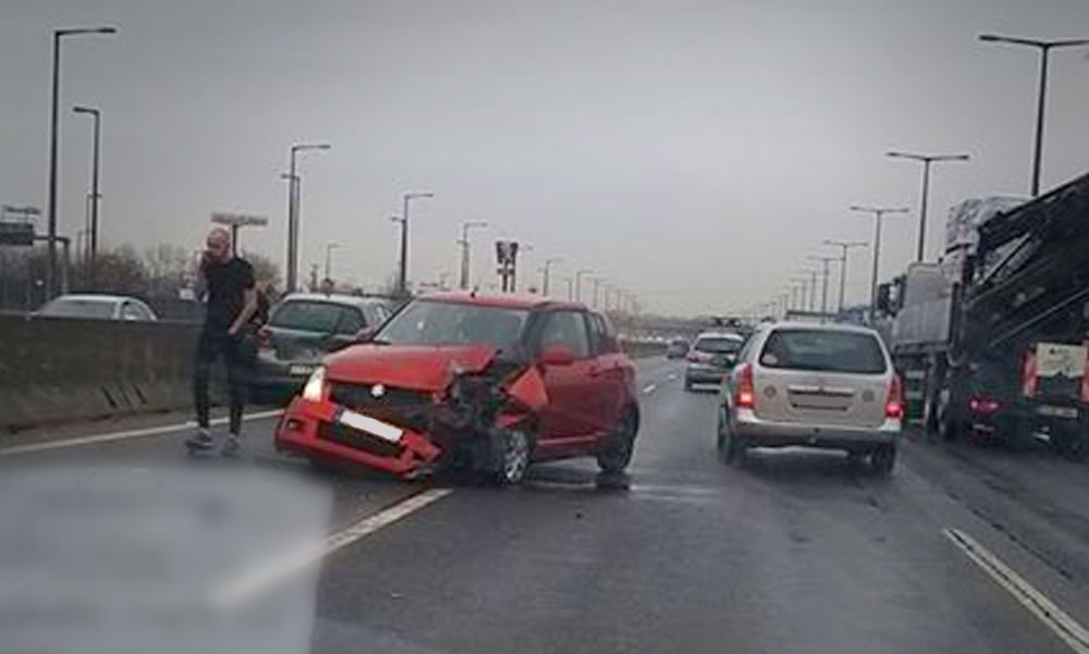 Baleset miatt nagy a torlódás az M1-M7 közös szakaszán