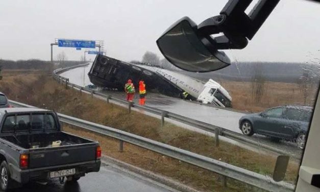 Lezárták az M4-es autóutat baleset miatt, Szentendre és Pomáz között is karambol van
