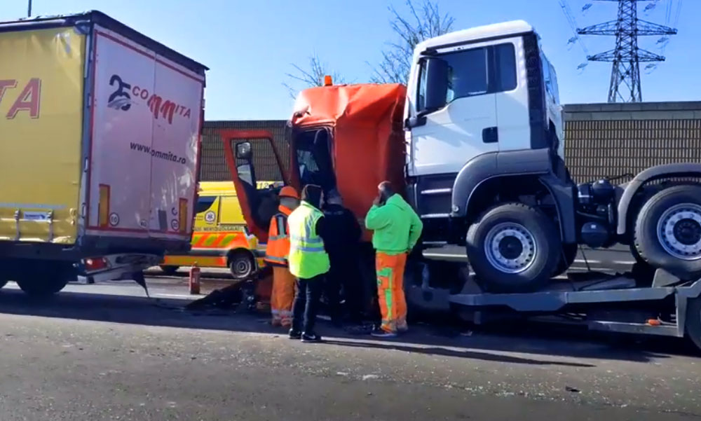 Három kamion ütközött az M0-áson, óriási a dugó