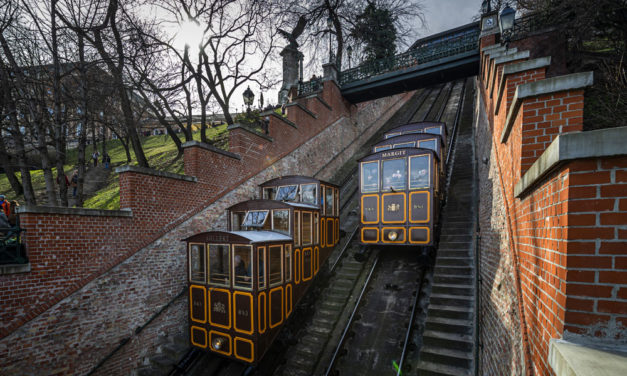 Születésnapos a Budavári Sikló, 150 éve jár a hegyoldalon a két kiskocsi