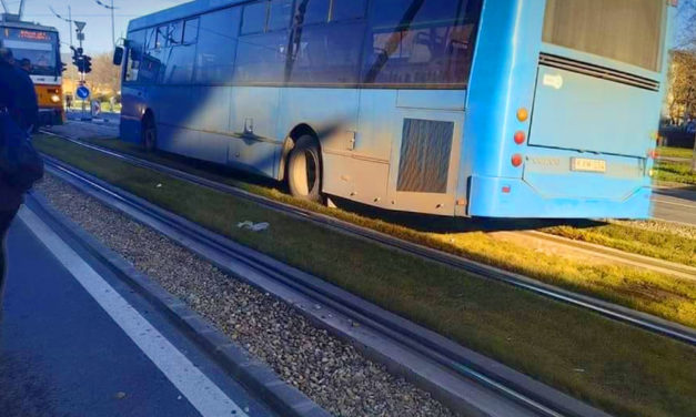 Nem jár az 1-es villamos, mert egy BKV busz elakadt a síneken