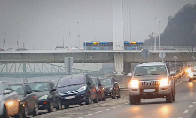 Esett az eső, megbénult a Budapest környéki közlekedés, rengeteg a baleset, az M5-ösön két karambol is történt