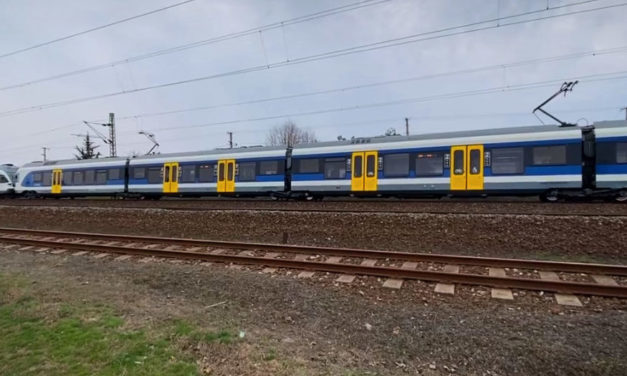 Halálra gázolt egy embert a vonat Dunakeszi és Göd között, késnek a vonatok