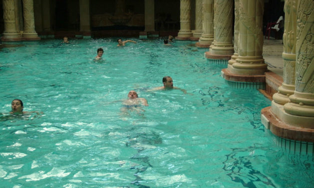 Fokozatos nyitás: hétfőtől újra mehetnek uszodába az iskolások, Budapesten sorra nyitnak a fürdők és szabadtéri színházak