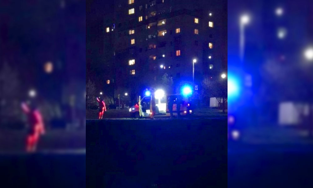 Hálataps Budaörsön: A mentősök az értük tapsolóknak integettek