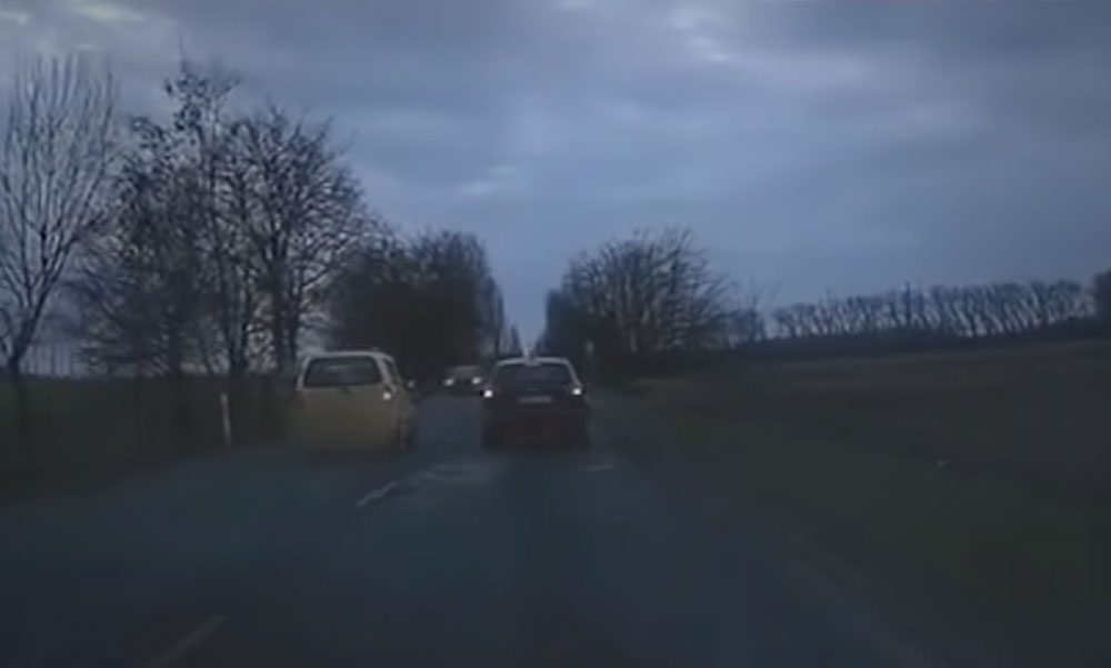 Az idióta autós előzött az 51-esen és az sem számított, hogy szembe jönnek vele