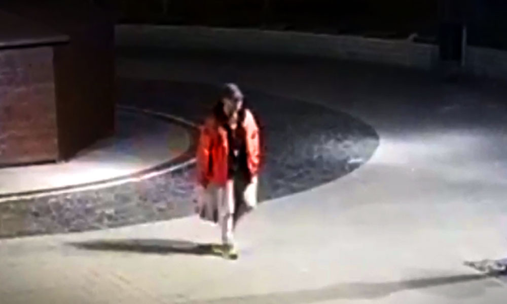 Ocsmány módon viselkedett a férfi a villamoson, keresi a rendőrség